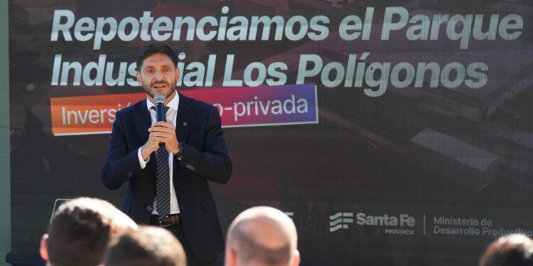 Pullaro inauguró una obra energética en Los Polígonos para ampliar la producción y generar más empleo.