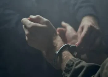 Imputaron y dejaron en prisión preventiva a una madre porque violaba sexualmente a su propio hijo adolescente.