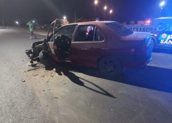 GUADALUPE NORTE: Accidente entre un automóvil y un camión frente al club dejó varios trasladados al hospital.