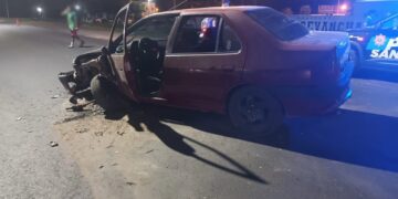 GUADALUPE NORTE: Accidente entre un automóvil y un camión frente al club dejó varios trasladados al hospital.
