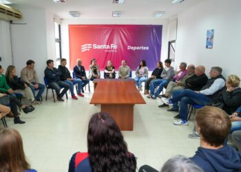 Provincia entregó aportes económicos a deportistas que competirán en los Juegos Suramericanos de la Juventud 2026.