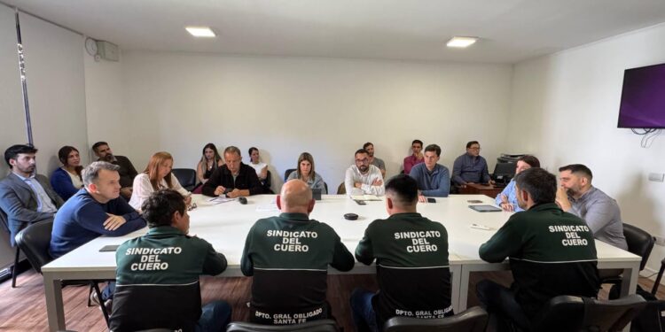 Trabajadores del cuero alertaron sobre la crisis del sector en la Comisión de Asuntos Laborales.