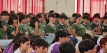 Charla abierta sobre prevención de adicciones como derecho humano en Villa Ocampo.