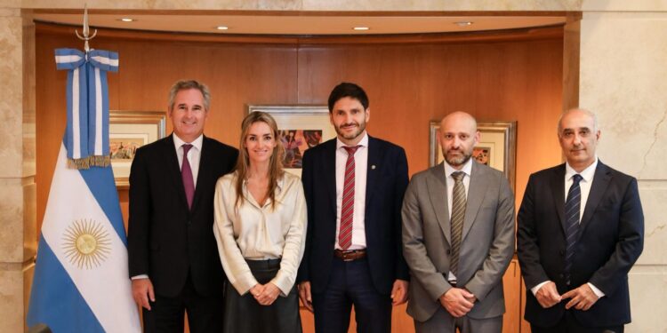 Pullaro llevó al canciller Quirno un documento en defensa de la producción santafesina de biodiésel.