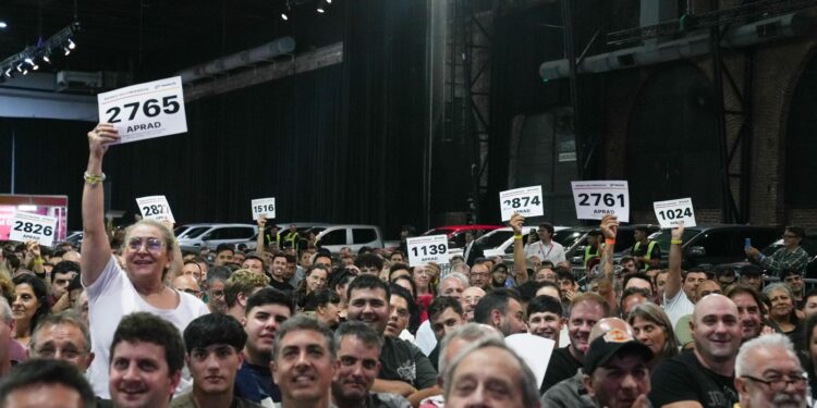 Pullaro: “Santa Fe persigue el delito, encarcela a los delincuentes y les subasta los bienes para que vuelvan a víctimas e instituciones”.