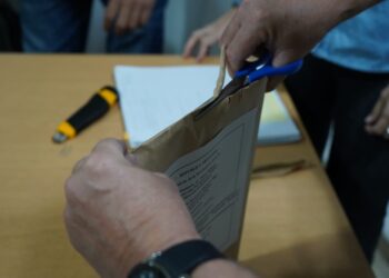 El Gobierno Provincial abrió ofertas para la compra de 10 retroexcavadoras destinadas al mantenimiento de rutas santafesinas.