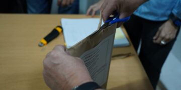 El Gobierno Provincial abrió ofertas para la compra de 10 retroexcavadoras destinadas al mantenimiento de rutas santafesinas.