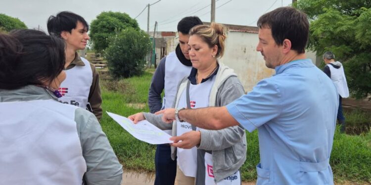 Villa Minetti: rescatan a un paciente aislado por anegamientos y refuerzan la asistencia sanitaria en toda la localidad.