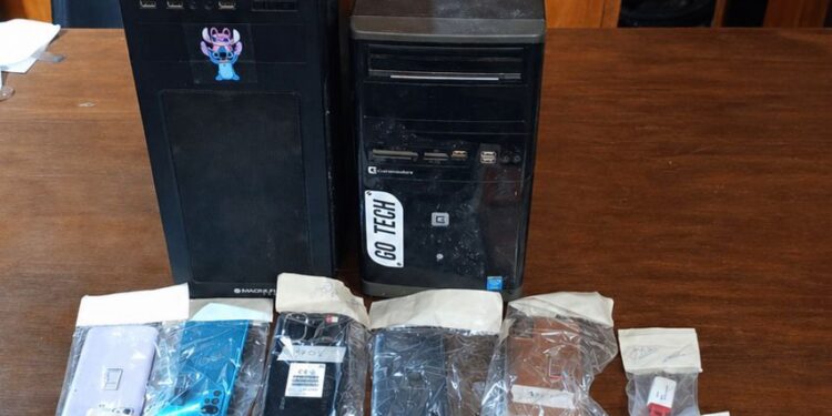 Se multiplican los allanamientos por las amenazas a escuelas.