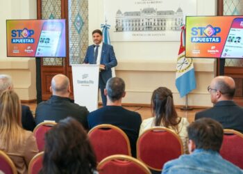 Pullaro presentó una app para que los padres puedan controlar los sitios digitales a los que acceden los menores.