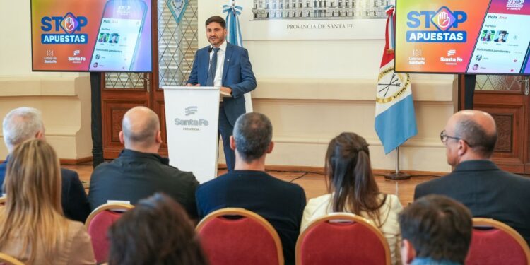 Pullaro presentó una app para que los padres puedan controlar los sitios digitales a los que acceden los menores.