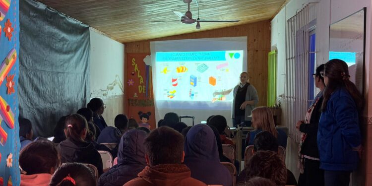 Villa Ocampo: La Secretaría de Producción, Ambiente y Turismo brindó charla sobre separación de residuos en la Escuela N.º 1107 “Francisco Conti”.