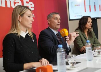 El gobierno de Pullaro lanza un plan para desendeudar a trabajadores privados y públicos.