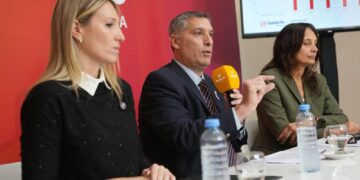 El gobierno de Pullaro lanza un plan para desendeudar a trabajadores privados y públicos.