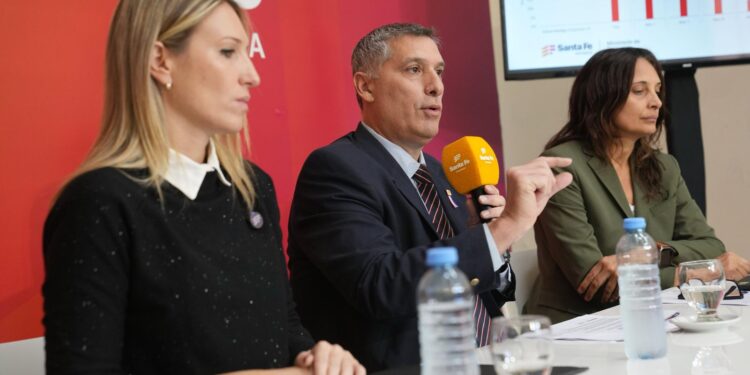 El gobierno de Pullaro lanza un plan para desendeudar a trabajadores privados y públicos.