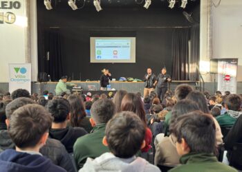 Masiva jornada sobre prevención de riesgos digitales reunió a estudiantes secundarios en Villa Ocampo.
