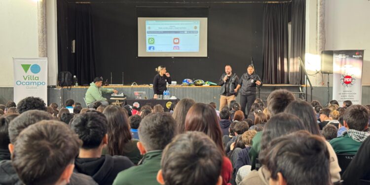 Masiva jornada sobre prevención de riesgos digitales reunió a estudiantes secundarios en Villa Ocampo.