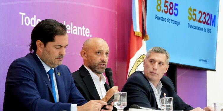 La decisión de Pullaro de bajar Ingresos Brutos permitió crear 8.585 nuevos empleos en 3 meses en la provincia.