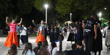 Villa Ocampo celebró el Día Internacional de la Danza con un ensayo a cielo abierto.