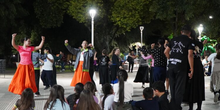 Villa Ocampo celebró el Día Internacional de la Danza con un ensayo a cielo abierto.