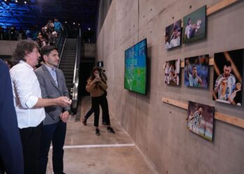 Pullaro participó en Rosario de la inauguración de la muestra de fotos de Messi y lo destacó como ejemplo dentro y fuera de la cancha.