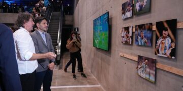 Pullaro participó en Rosario de la inauguración de la muestra de fotos de Messi y lo destacó como ejemplo dentro y fuera de la cancha.
