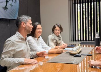 Visita institucional de autoridades de la UNL en Villa Ocampo para fortalecer vínculos educativos.