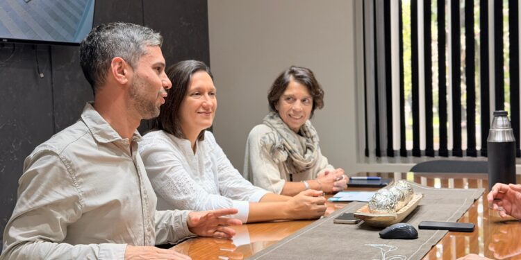 Visita institucional de autoridades de la UNL en Villa Ocampo para fortalecer vínculos educativos.