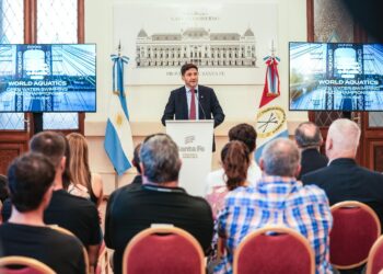 Otro hito deportivo: Pullaro lanzó el Mundial Juvenil de Aguas Abiertas 2026 que se disputará en la ciudad de Santa Fe.