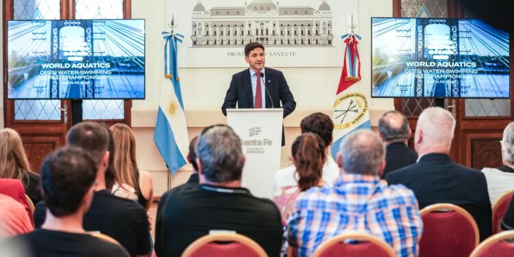 Otro hito deportivo: Pullaro lanzó el Mundial Juvenil de Aguas Abiertas 2026 que se disputará en la ciudad de Santa Fe.