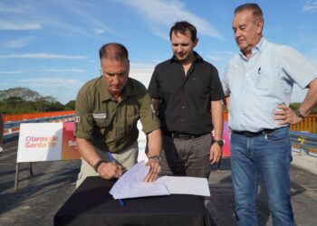 VILLA OCAMPO: SE REALIZÓ LA FIRMA SIMBÓLICA DEL CONVENIO Y RECORRIDA DE OBRA EN EL PUENTE SOBRE EL CANAL EL MANOLO.