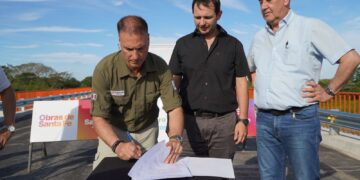 VILLA OCAMPO: SE REALIZÓ LA FIRMA SIMBÓLICA DEL CONVENIO Y RECORRIDA DE OBRA EN EL PUENTE SOBRE EL CANAL EL MANOLO.