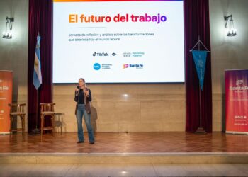 Santa Fe reunió a referentes de TikTok y Cisco en una jornada sobre empleo, innovación y talento digital.