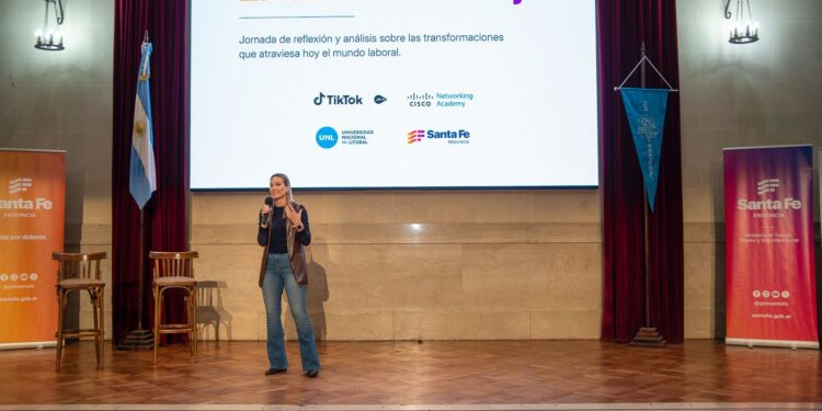 Santa Fe reunió a referentes de TikTok y Cisco en una jornada sobre empleo, innovación y talento digital.