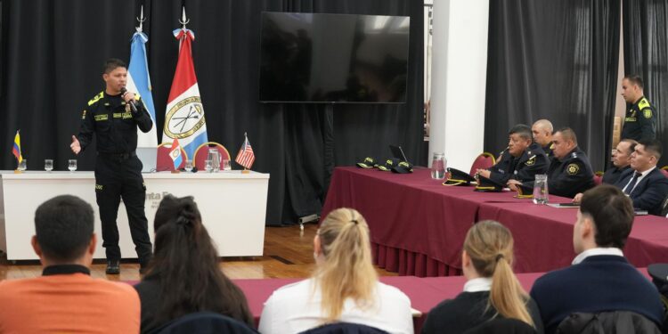 Santa Fe refuerza la profesionalización de sus fuerzas de seguridad para enfrentar el delito transnacional.