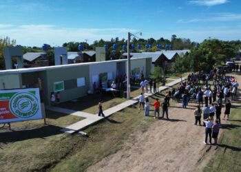 Provincia entregó viviendas en Las Toscas para fortalecer el arraigo y potenciar la industria del cuero.
