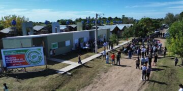 Provincia entregó viviendas en Las Toscas para fortalecer el arraigo y potenciar la industria del cuero.