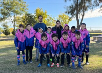 La pelota volvió a la cancha, Mancini acompañó el inicio de la Liga Infantil en Las Toscas.