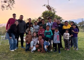 Juventud y compromiso en acción: jornada solidaria en el Barrio San Isidro Este.