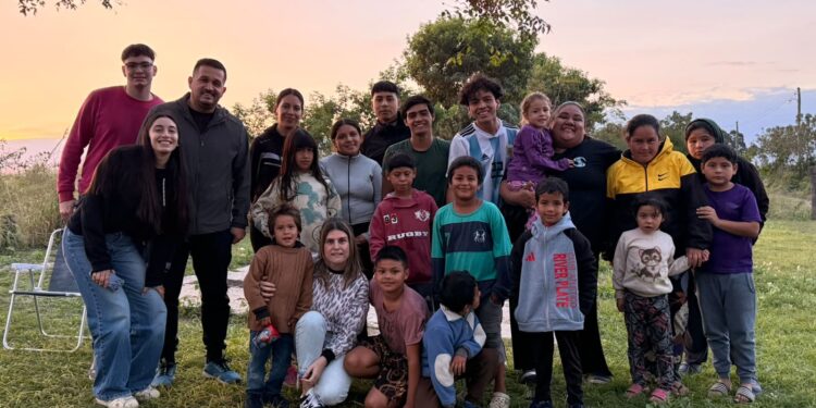Juventud y compromiso en acción: jornada solidaria en el Barrio San Isidro Este.