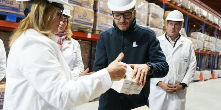 Salud: ante el retiro de Nación, el gobierno de Pullaro inició el reparto de medicamentos a centros de salud y hospitales de toda la provincia.