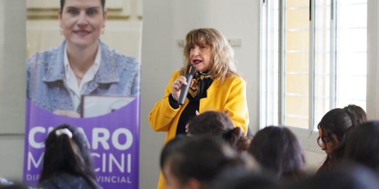 Se realizó con éxito una charla de oratoria para estudiantes.