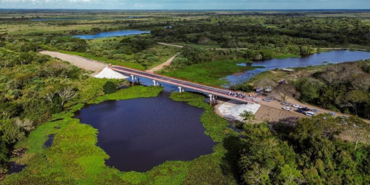 Más obras hídricas en el norte: la Provincia y Villa Ocampo firmaron un convenio para reconstruir una alcantarilla sobre Canal El Manolo.