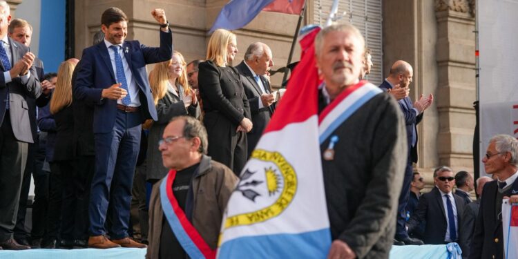 Pullaro: “La Revolución de Mayo nos enseñó que las transformaciones verdaderas requieren valentía, diálogo y sentimiento colectivo”.