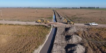 Un 2026 de intensas lluvias: la gestión de Pullaro acelera la ejecución de obras en más de 100 localidades de alto riesgo hídrico.