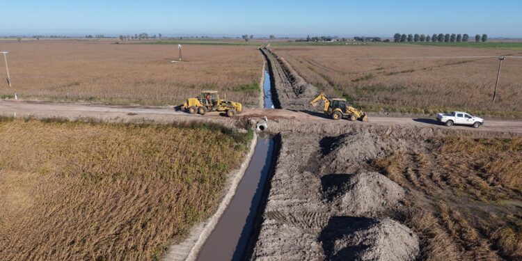 Un 2026 de intensas lluvias: la gestión de Pullaro acelera la ejecución de obras en más de 100 localidades de alto riesgo hídrico.