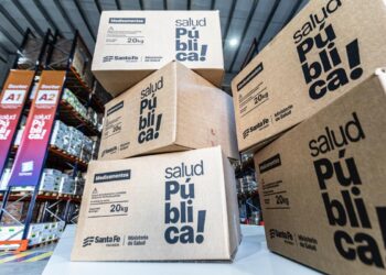 Desde medicamentos esenciales hasta material descartable: cómo funciona el sistema de almacenamiento y distribución que puso en marcha Pullaro para abastecer la salud pública.