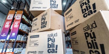 Desde medicamentos esenciales hasta material descartable: cómo funciona el sistema de almacenamiento y distribución que puso en marcha Pullaro para abastecer la salud pública.