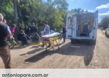 Villa Ana: dos motociclistas trasladados al SAMCo tras un accidente de tránsito.