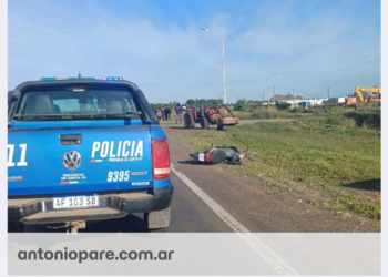 Villa Ocampo: dos mujeres fueron trasladadas al SAMCo tras un accidente entre un tractor y una moto.